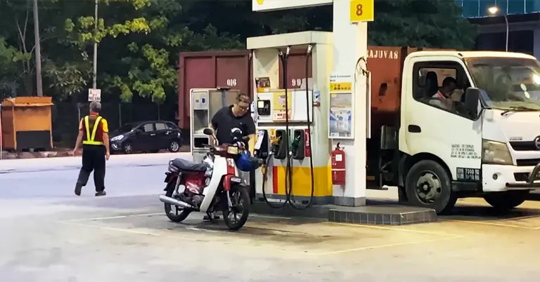 মালয়েশিয়ার একটি তেলের পাম্পের ছবি